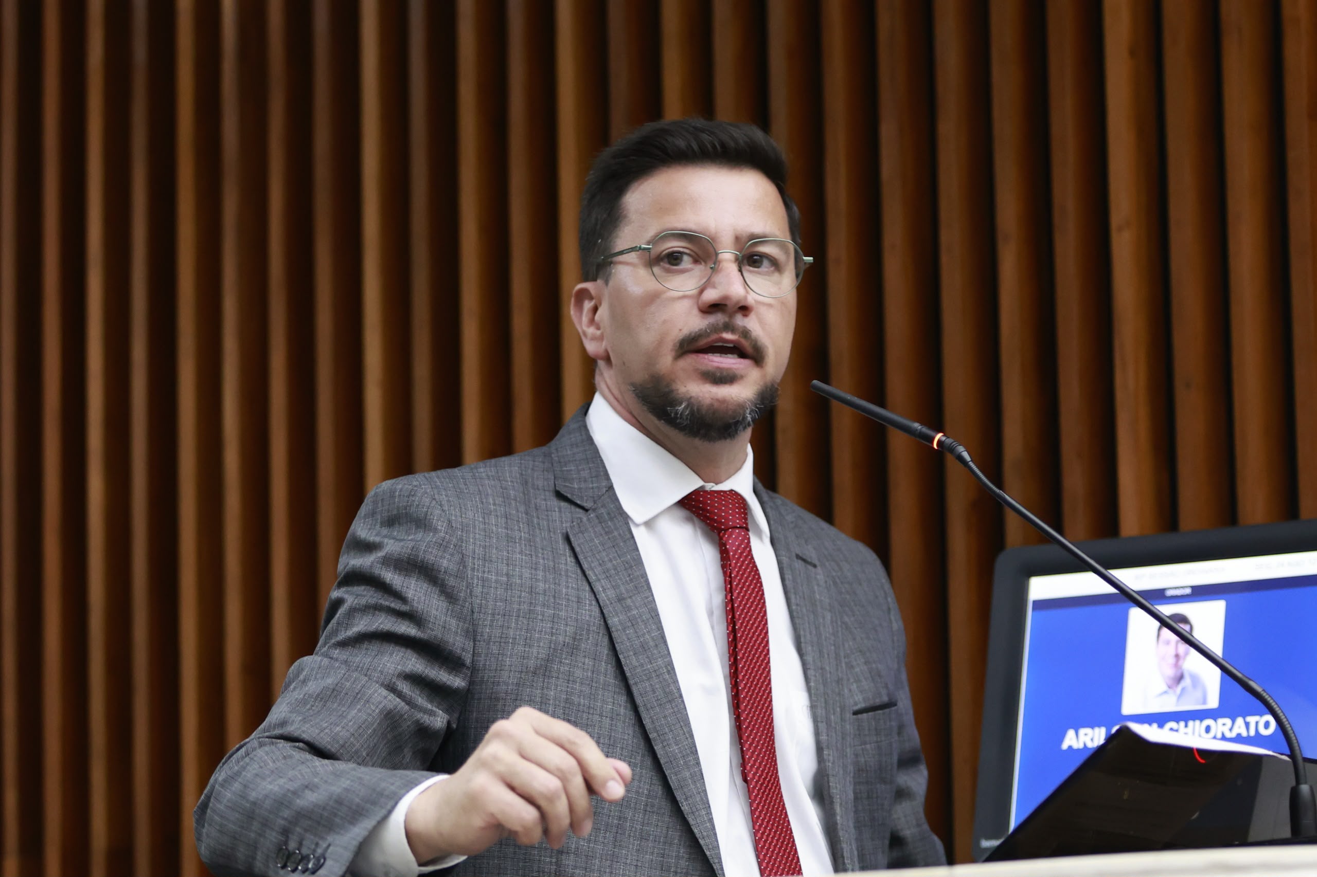 “Exigimos que todo estudante de Curitiba tenha o seu direito à educação garantido”, defende deputado Arilson